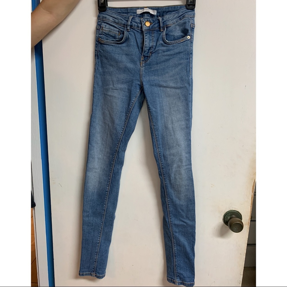 Zara Mid-rise blue jeans